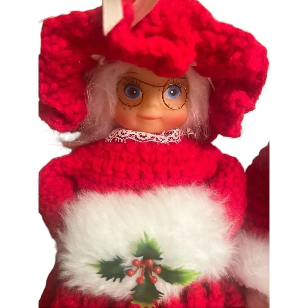 Vintage retro Mr. & Mrs. Santa Claus crocheted pair